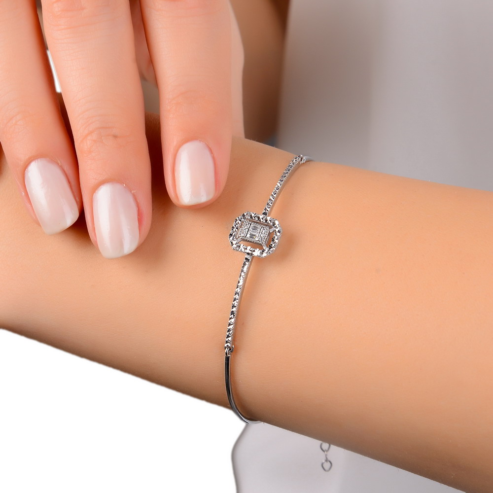 0,06 Karat Pırlanta Kalem İşlemeli Baget Kelepçe Bileklik