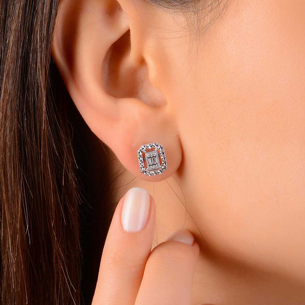 0,16 Karat Pırlanta Kalem İşlemeli Baget Küpe