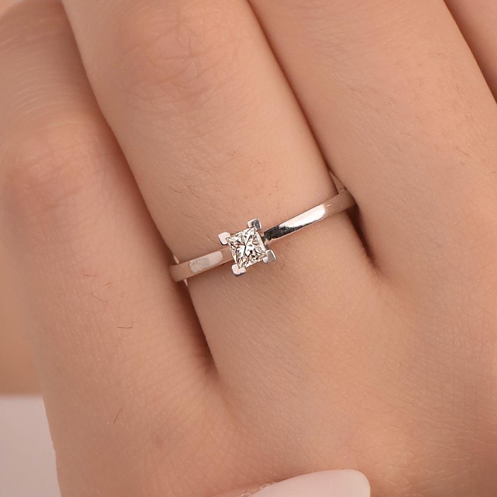 0,24 Karat Prenses Kesim Pırlanta Tektaş Yüzük