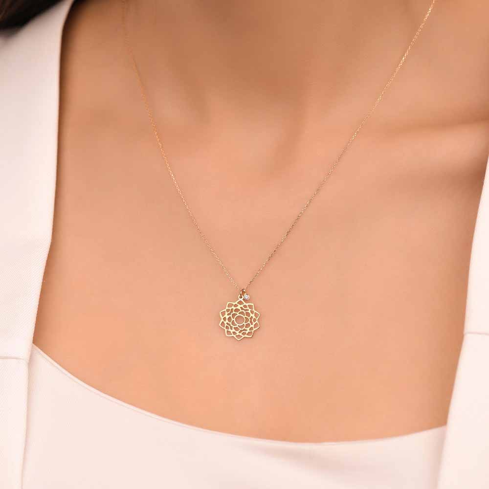 Pırlantalı Lotus Çiçeği Hediyelik Kolye
