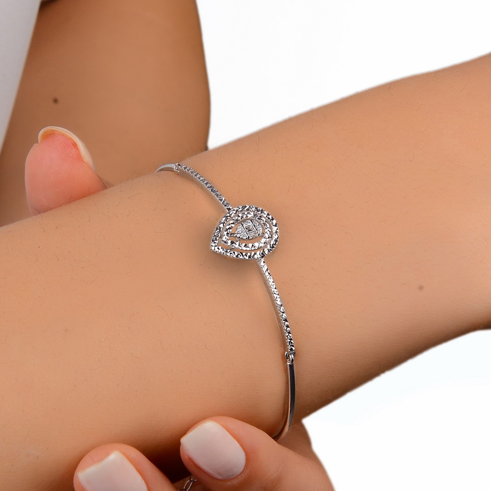 Baget Bileklikler 0,07 Karat Pırlanta Kalem İşlemeli Damla Baget Bileklik