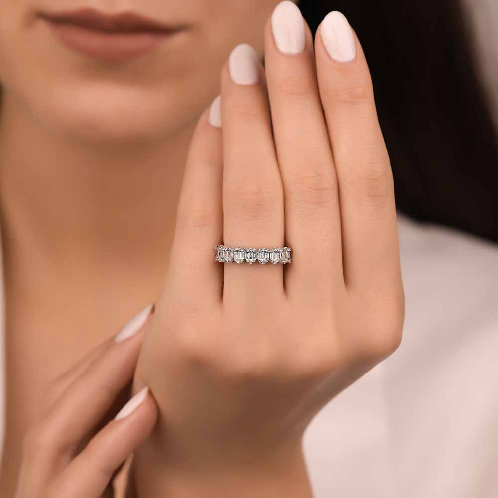 0,61 Karat Pırlanta Baget Yarımtur Dainty Tasarım Yüzük