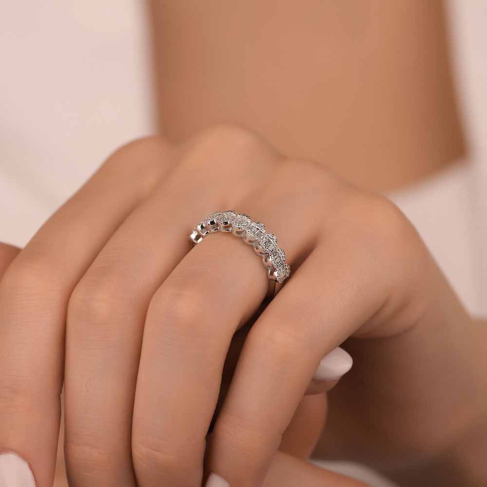 0,61 Karat Pırlanta Baget Yarımtur Dainty Tasarım Yüzük