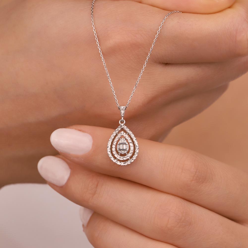 0,08 Karat Pırlanta Kalem İşlemeli Damla Baget Kolye