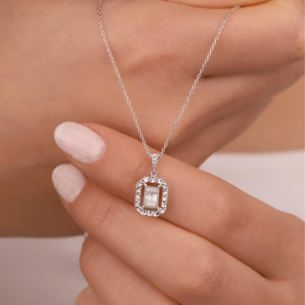 Baget Kolyeler 0.08 Karat Pırlanta Kalem İşlemeli Baget Kolye