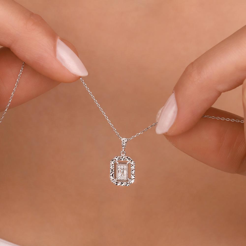 Baget Kolyeler 0.08 Karat Pırlanta Kalem İşlemeli Baget Kolye