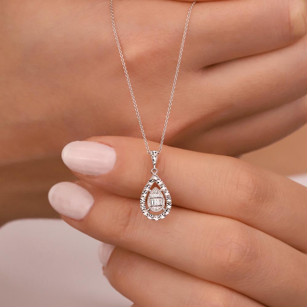 Baget Kolyeler 0,05 Karat Pırlanta Kalem İşlemeli Damla Baget Kolye