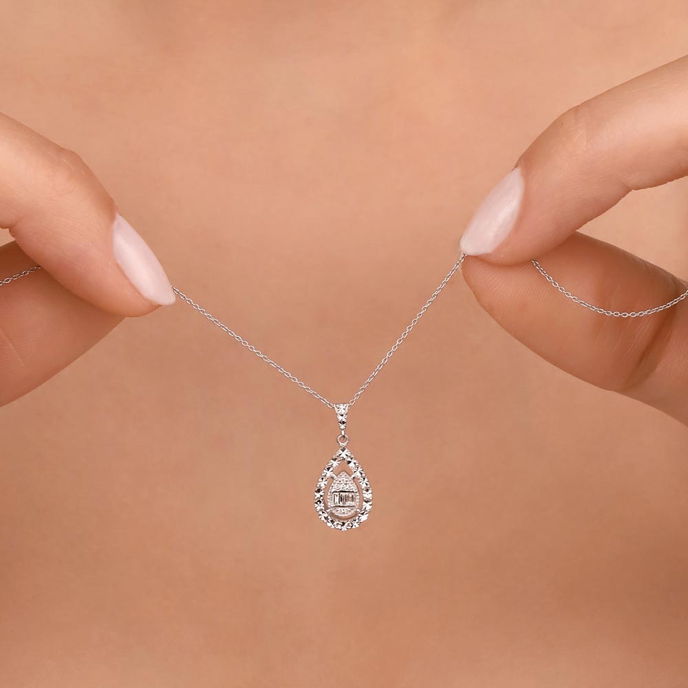 Baget Kolyeler 0,05 Karat Pırlanta Kalem İşlemeli Damla Baget Kolye