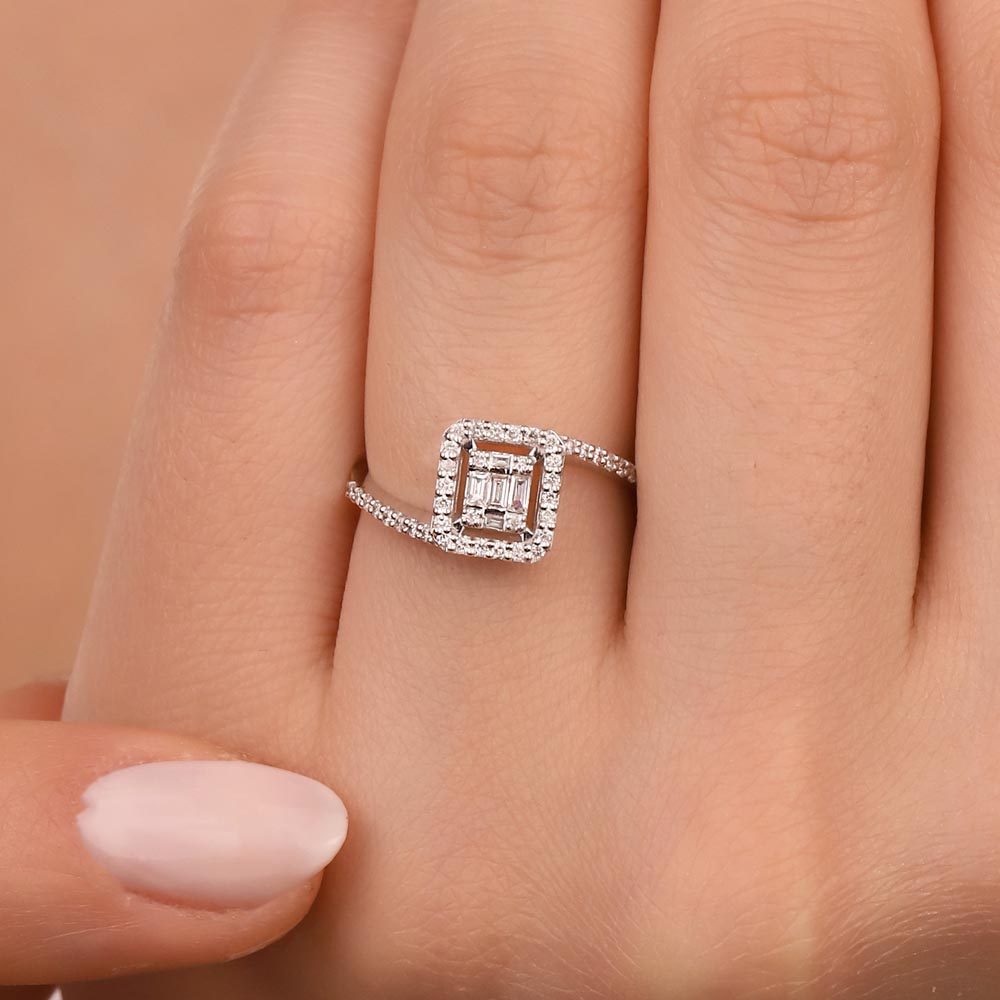 0,25 Karat Pırlanta Burgulu Baget Yüzük