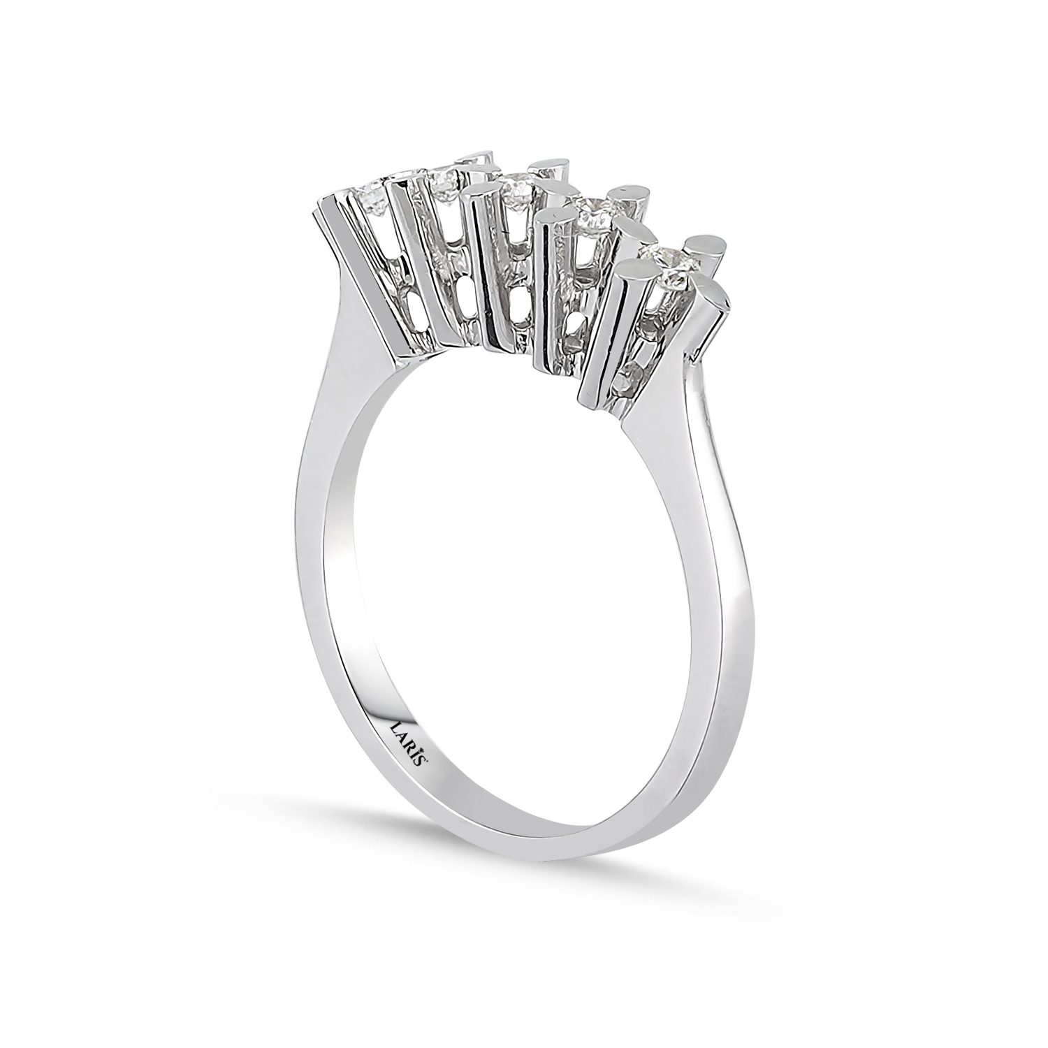 0,20 Karat Pırlanta Badem Tırnak Serene Beştaş Yüzük