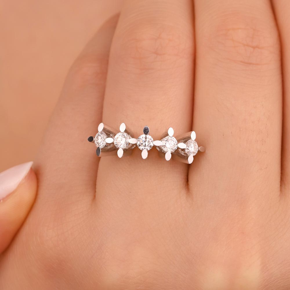 0,70 Karat Pırlanta Badem Tırnak Beştaş Yüzük