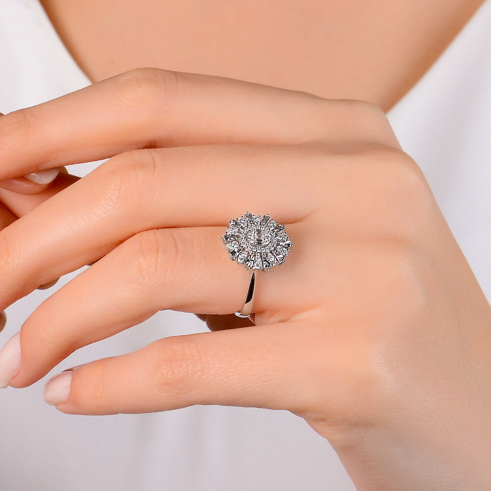 0,29 Karat Pırlanta Kalem İşlemeli Oval Baget Yüzük