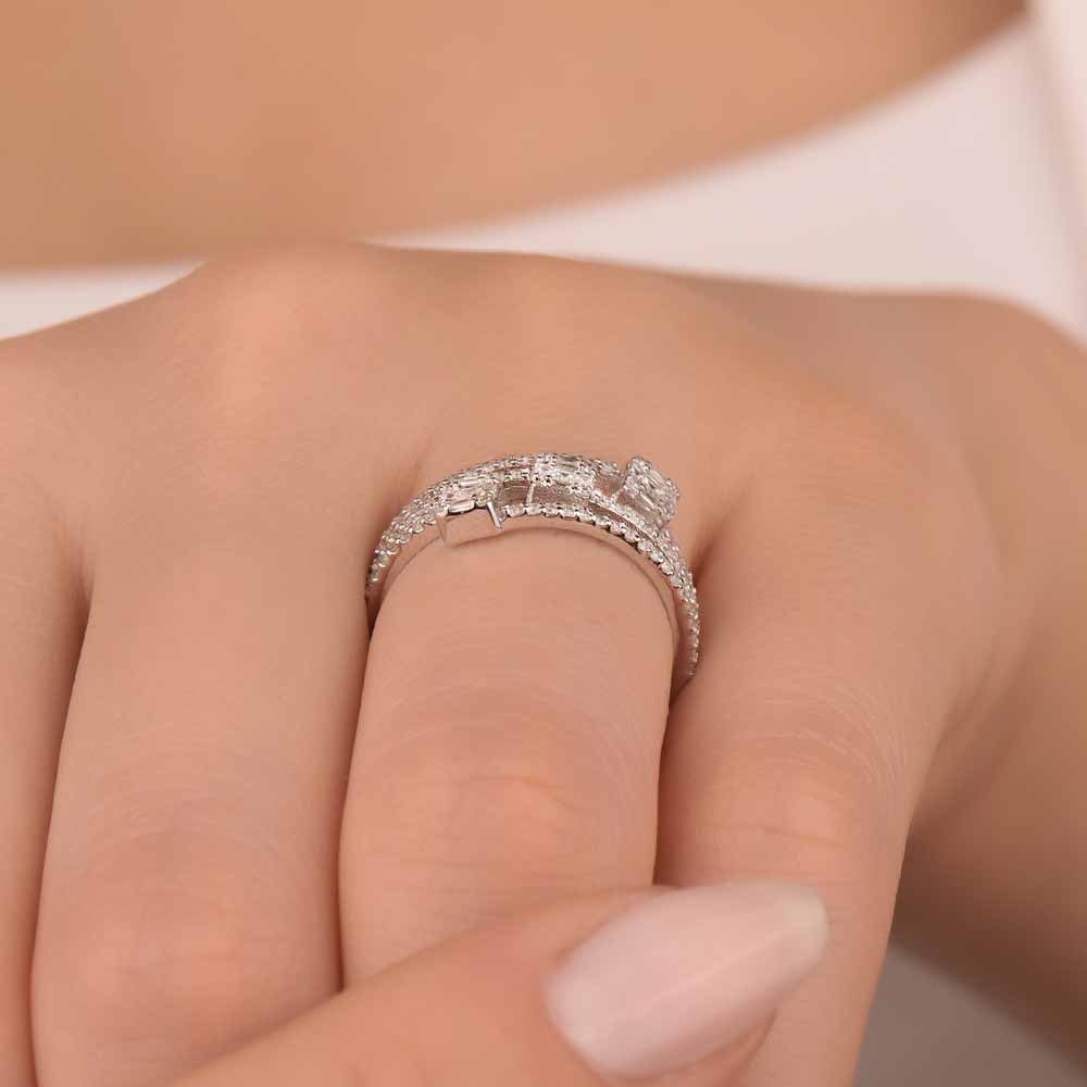 Baget Yüzükler 0,82 Karat Pırlanta Özel Tasarım Tria Baget Yarımtur Yüzük