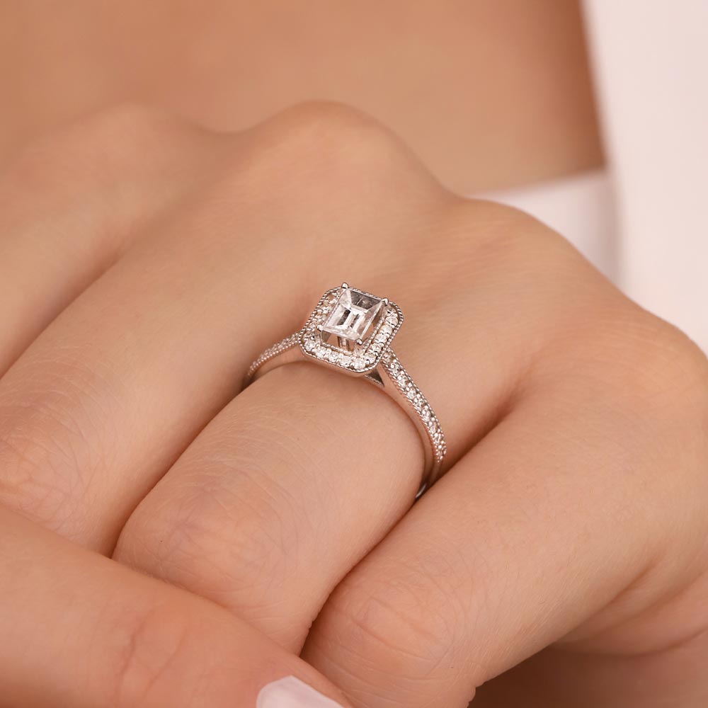 0,69 Karat Pırlanta Özel Tasarım Halo Baget TektaşYüzük