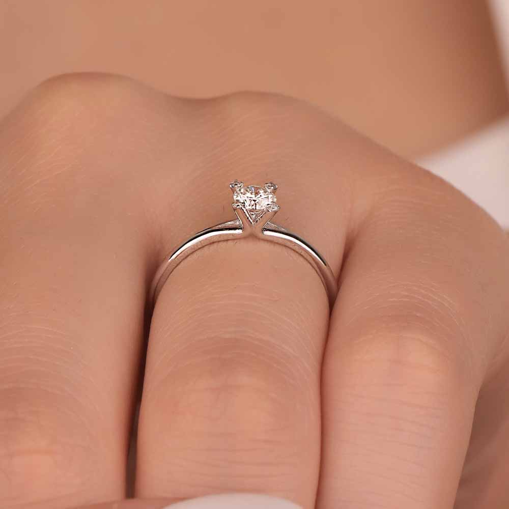 0,43 Karat Pırlanta Tırnakları Taşlı Tektaş Yüzük