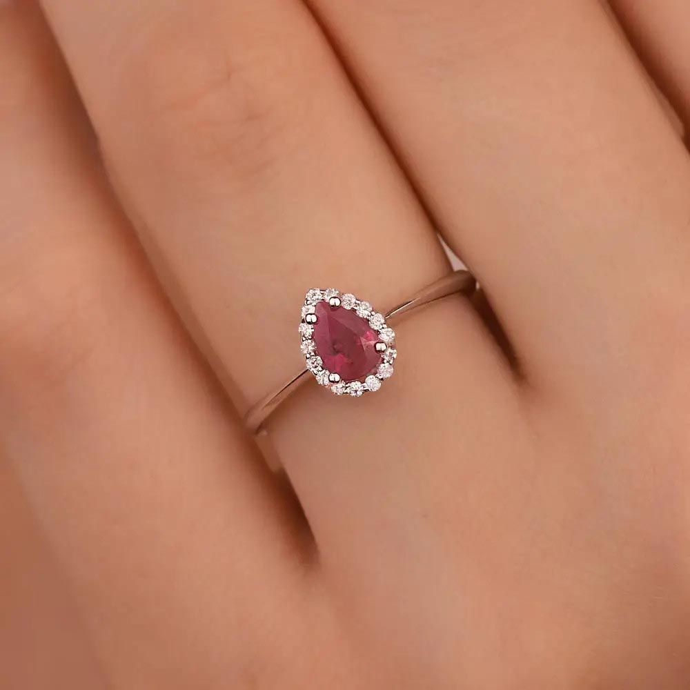 Yakut Yüzükler 0,68 Karat Pırlanta Damla Kesim Stern Yakut Yüzük