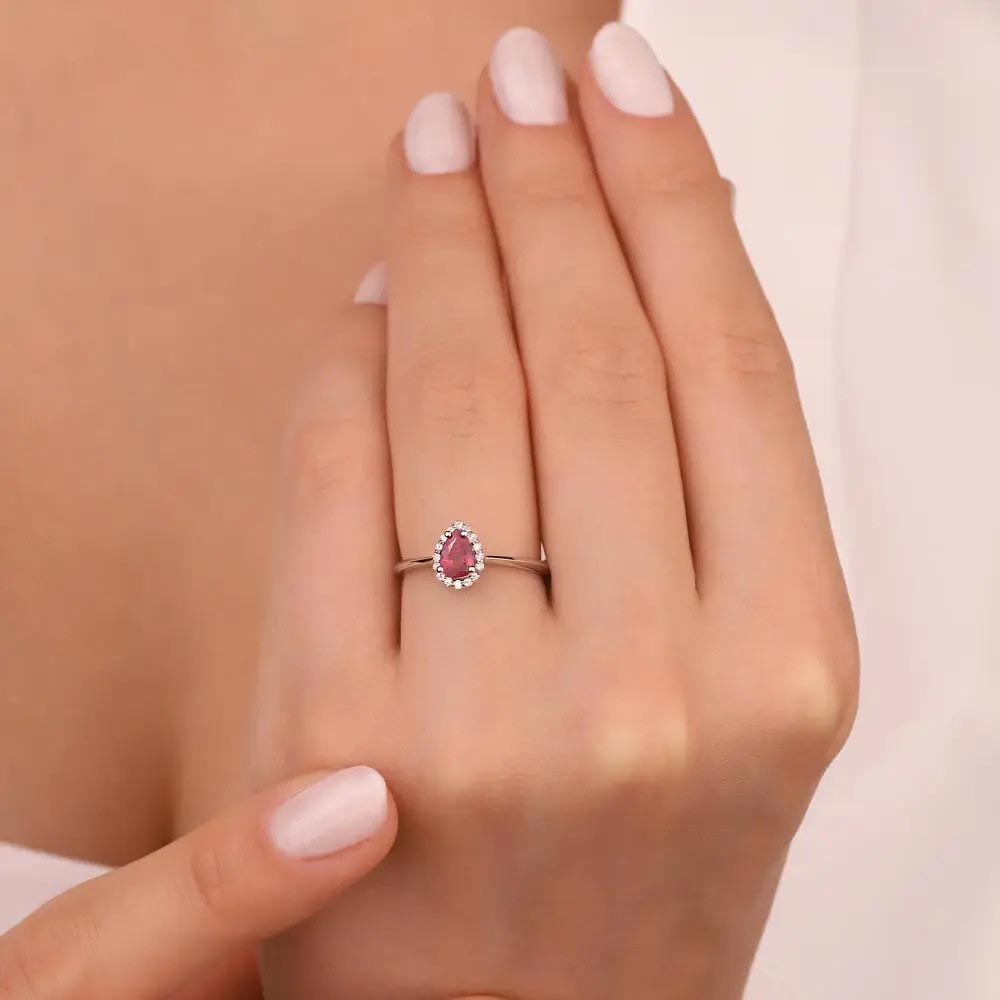 Yakut Yüzükler 0,68 Karat Pırlanta Damla Kesim Stern Yakut Yüzük