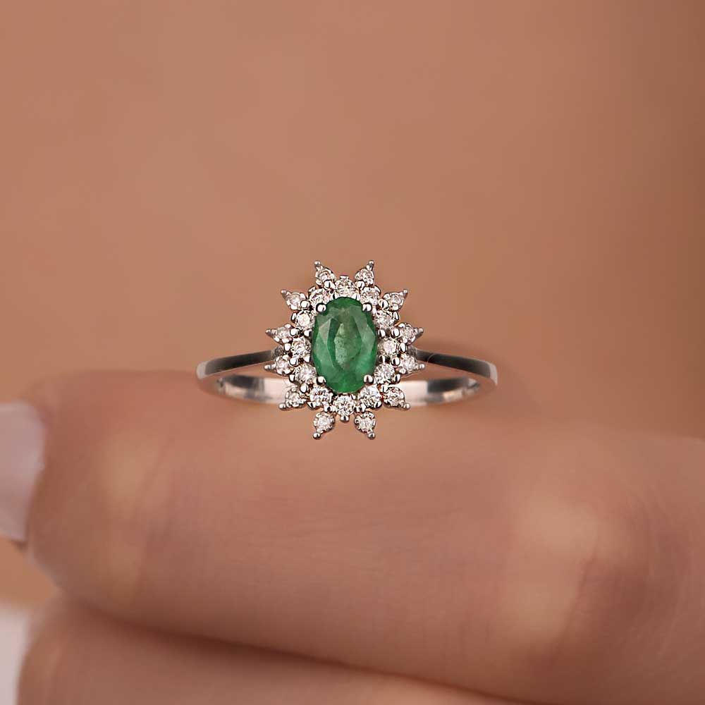 0,52 Karat Pırlanta Oval Jasmine Zümrüt Yüzük