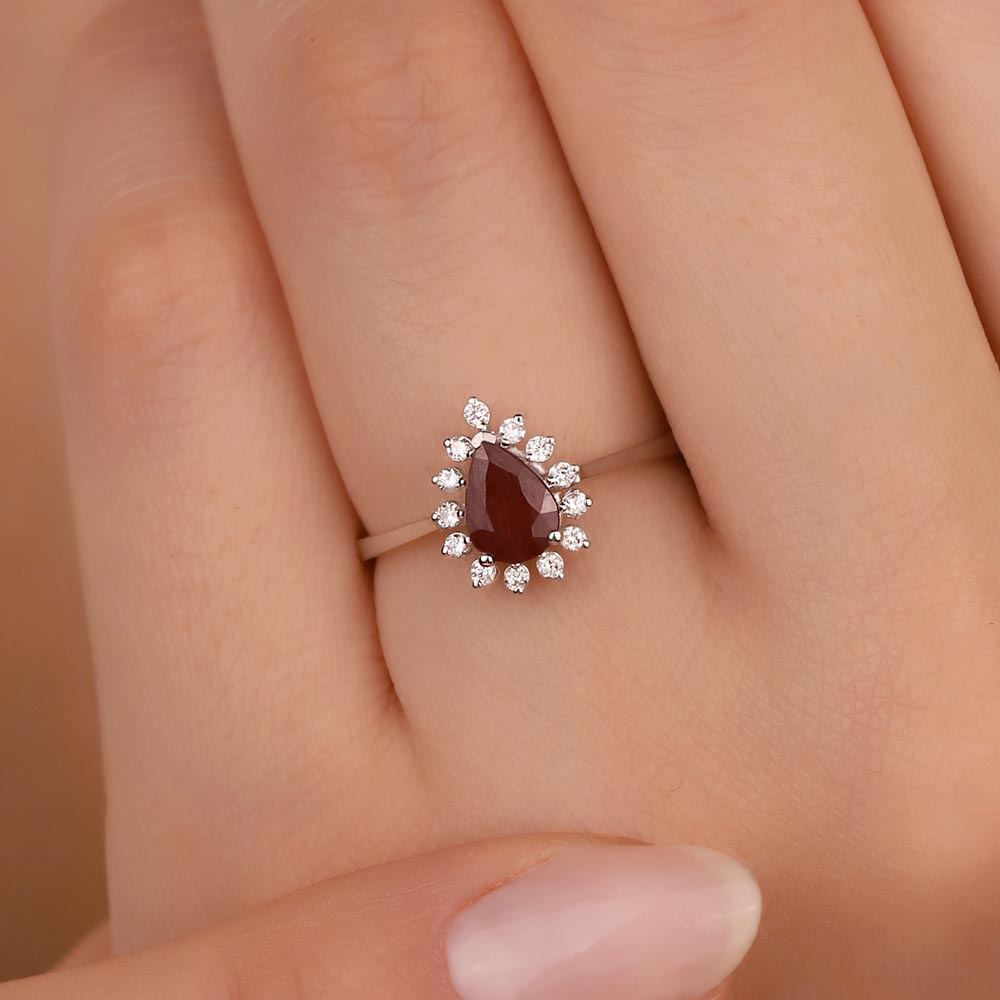 Yakut Yüzükler 0,91 Karat Pırlanta Damla Kesim Stern Yakut Yüzük