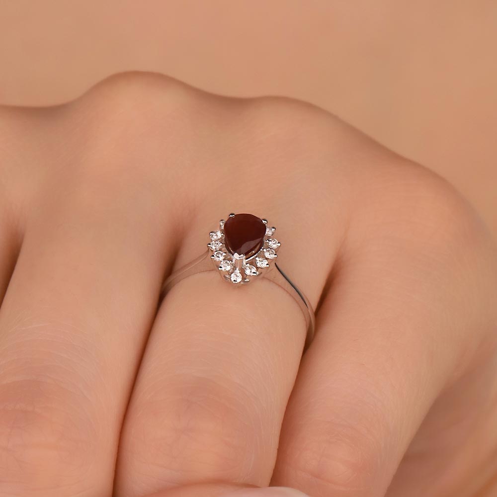 Yakut Yüzükler 0,91 Karat Pırlanta Damla Kesim Stern Yakut Yüzük