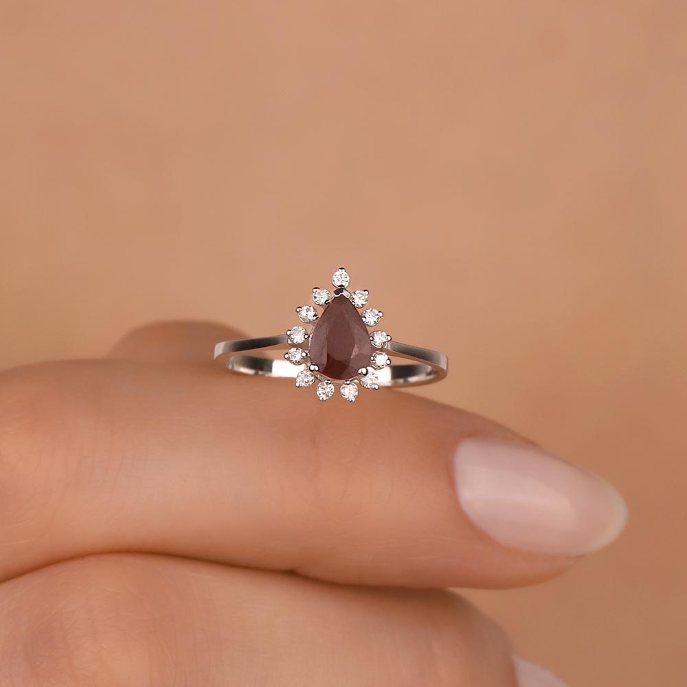 Yakut Yüzükler 0,91 Karat Pırlanta Damla Kesim Stern Yakut Yüzük